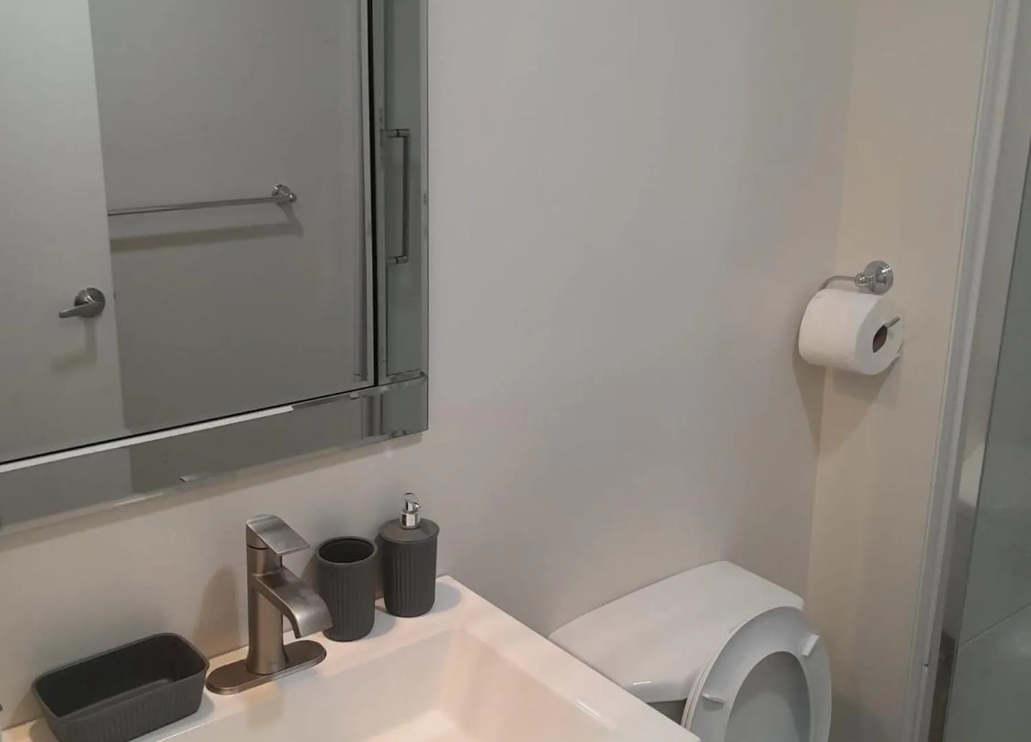Furnished Basement With Seperate Entrance Hotel Winnipeg Guest house